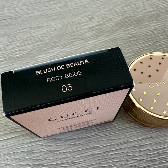 Gucci  Luminous Matte Powder Blush: 05 Rosy Beige - a muted rose - Picture 2 of 4